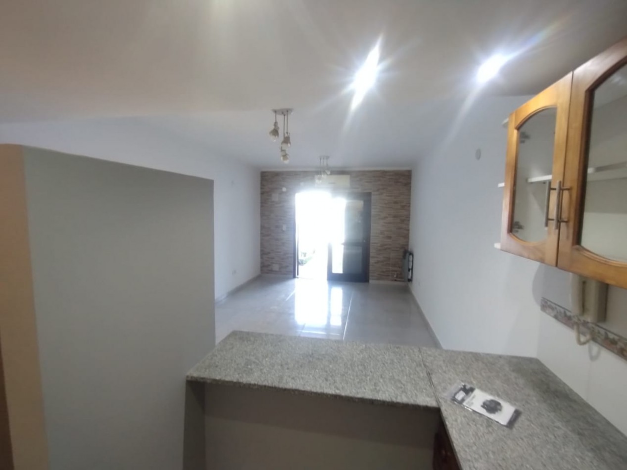 136 e/ 33bis y 34 - casa tipo duplex . entrada de auto y quincho