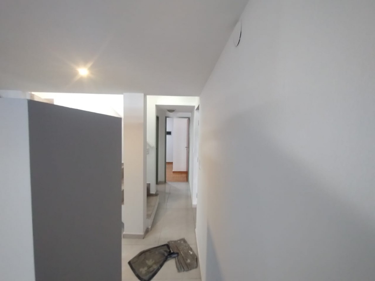 136 e/ 33bis y 34 - casa tipo duplex . entrada de auto y quincho