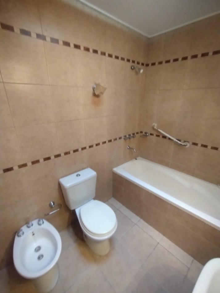 136 e/ 33bis y 34 - casa tipo duplex . entrada de auto y quincho