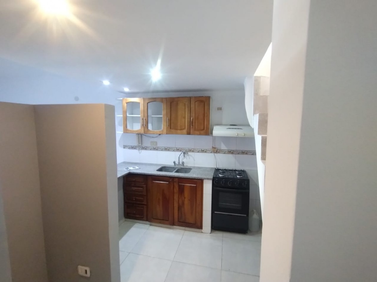 136 e/ 33bis y 34 - casa tipo duplex . entrada de auto y quincho