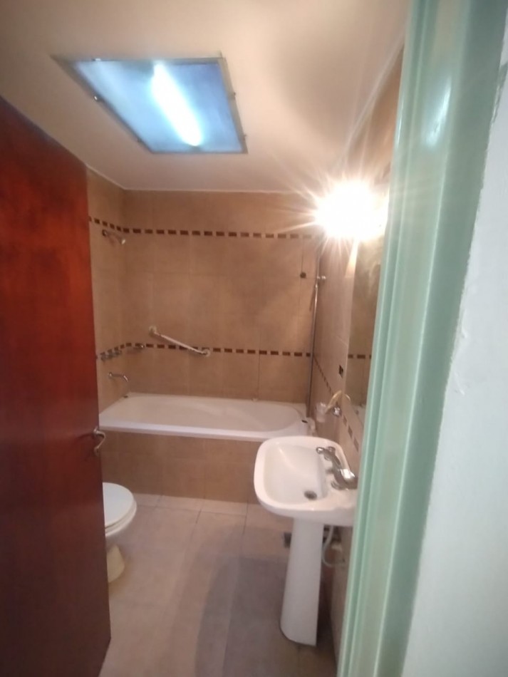 136 e/ 33bis y 34 - casa tipo duplex . entrada de auto y quincho