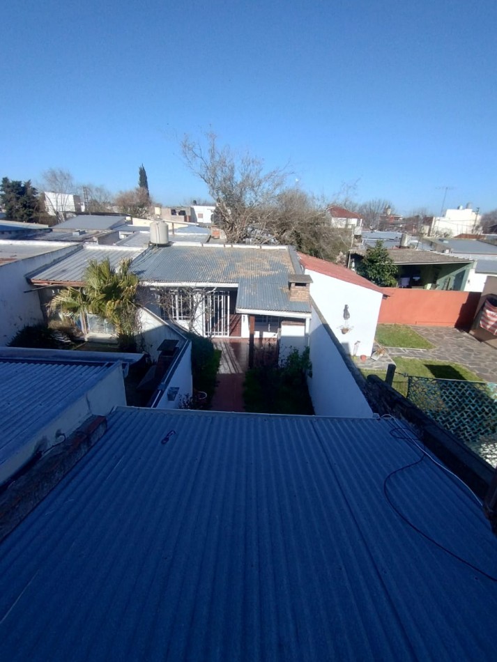136 e/ 33bis y 34 - casa tipo duplex . entrada de auto y quincho