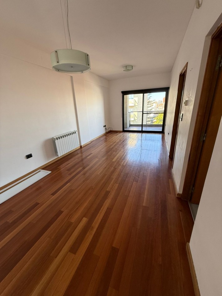 37 e/ 12 y 13 - Depto 2 dorm con cochera descubierta- Barrio Norte