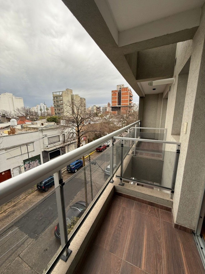 49 E/ 17 Y 18 - 1 DORM CON BALCON - DE CATEGORIA