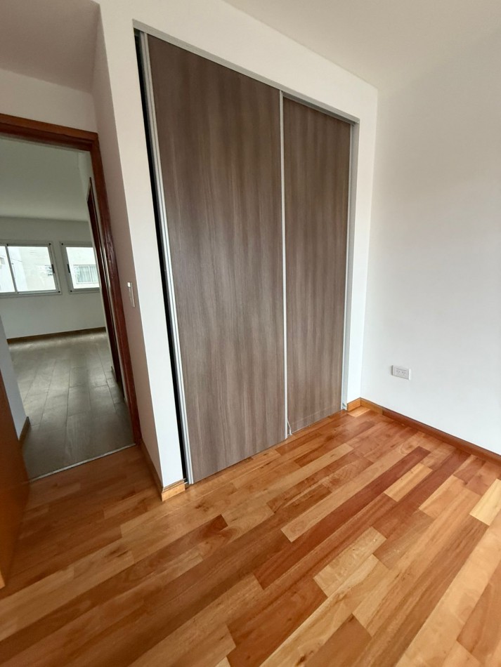 49 E/ 17 Y 18 - 1 DORM CON BALCON - DE CATEGORIA