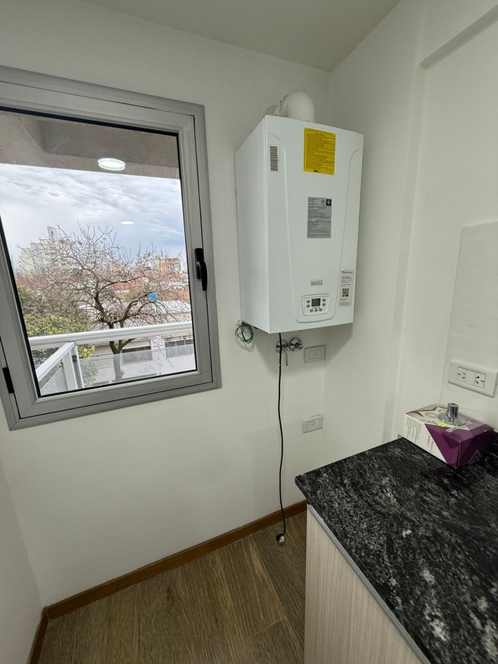 49 E/ 17 Y 18 - 1 DORM CON BALCON - DE CATEGORIA