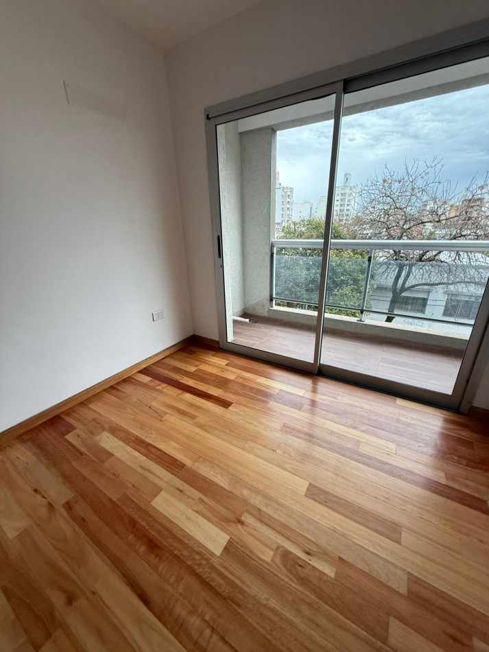 49 E/ 17 Y 18 - 1 DORM CON BALCON - DE CATEGORIA
