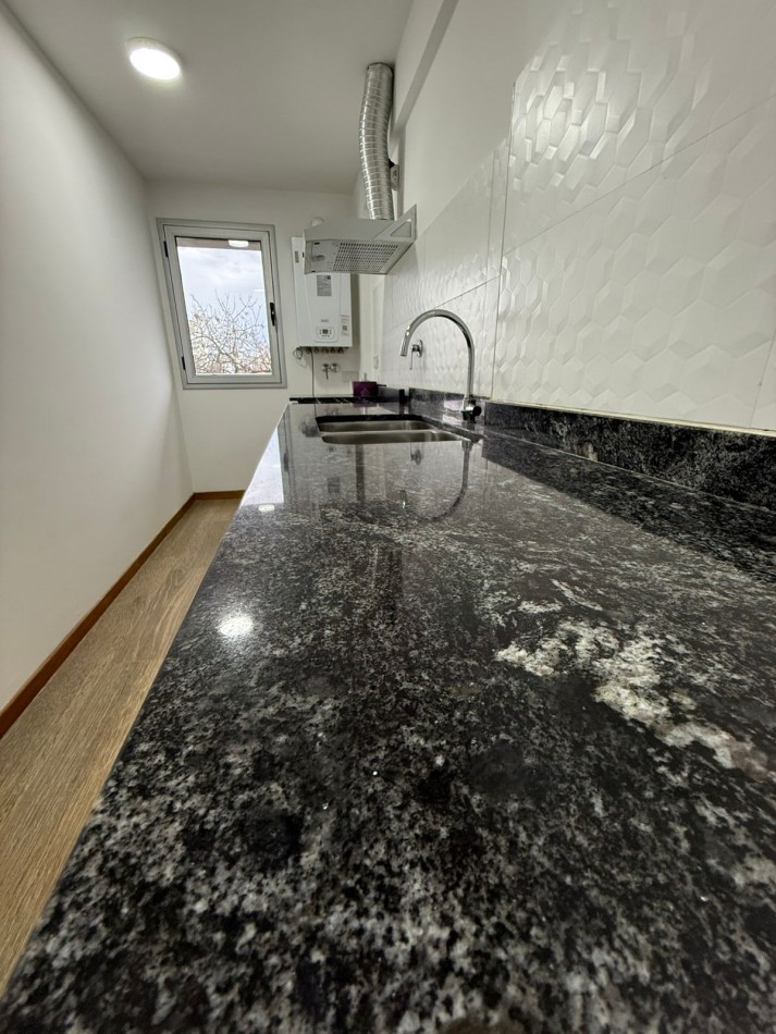 49 E/ 17 Y 18 - 1 DORM CON BALCON - DE CATEGORIA
