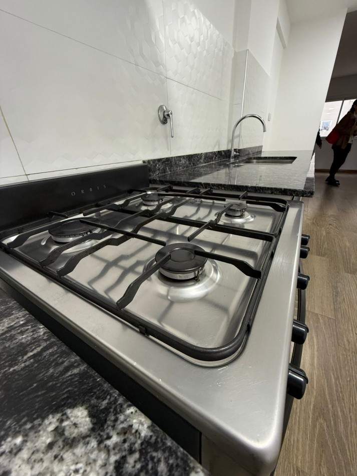49 E/ 17 Y 18 - 1 DORM CON BALCON - DE CATEGORIA