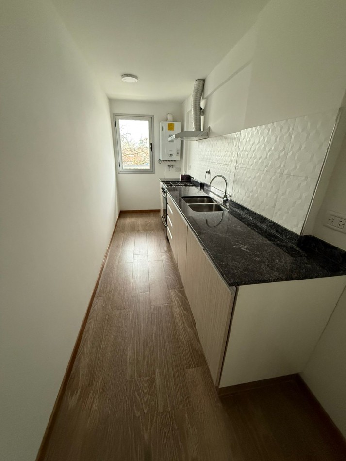49 E/ 17 Y 18 - 1 DORM CON BALCON - DE CATEGORIA