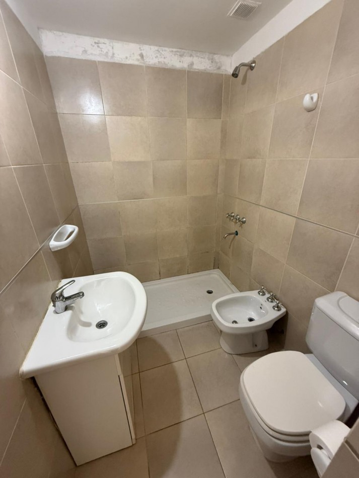43 E/ 12 Y 13 - MONOAMBIENTE EN ALQUILER