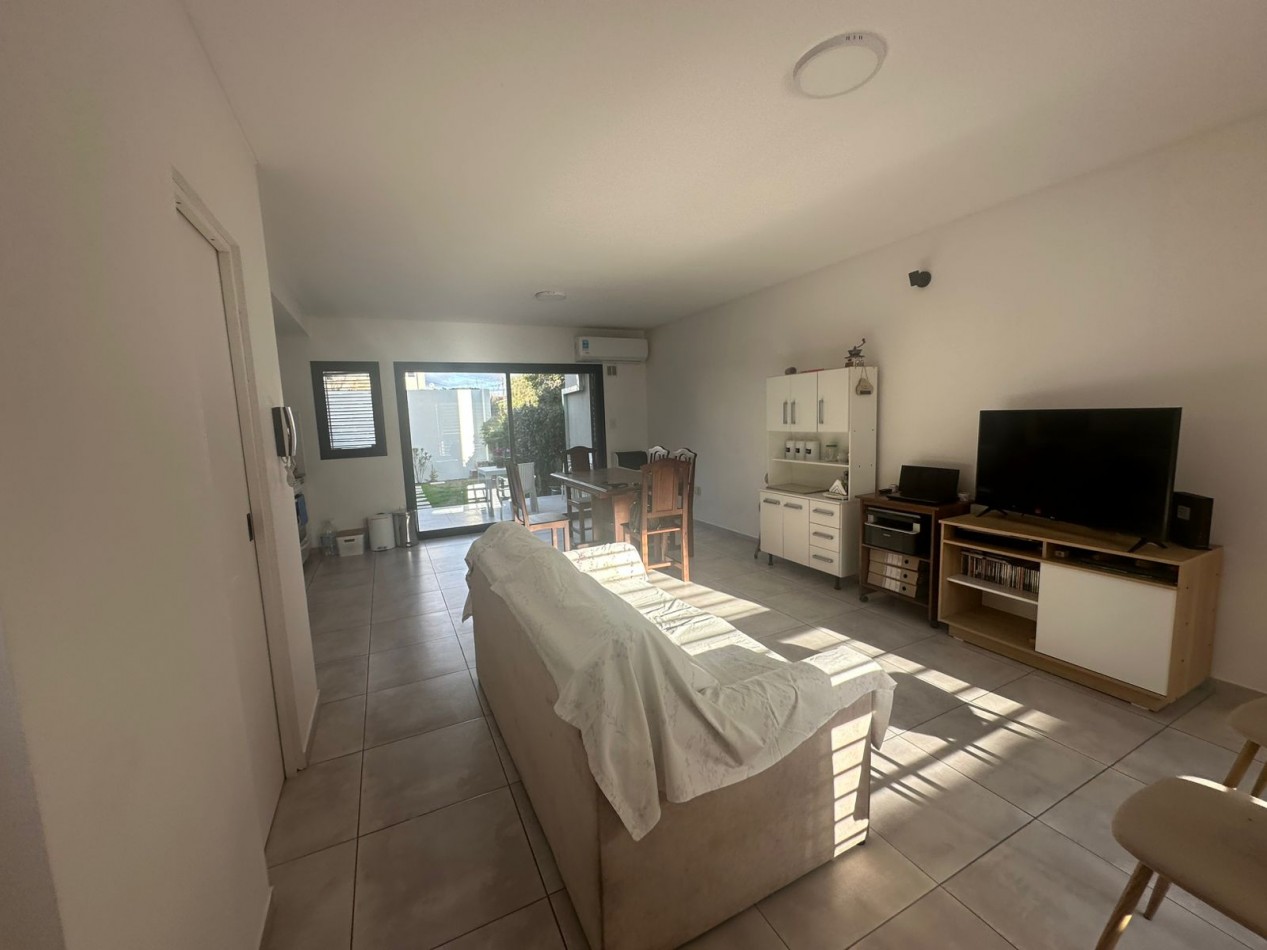 508 E/ 26 Y 27 - DUPLEX EN ALQUILER - GONNET - INMEJORABLE ZONA