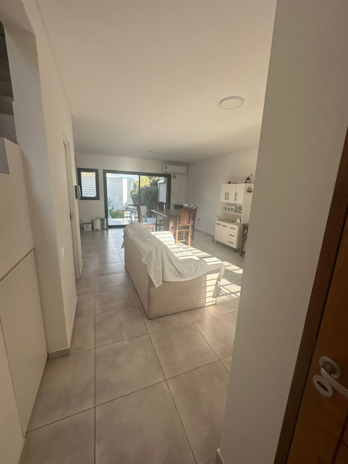 508 E/ 26 Y 27 - DUPLEX EN ALQUILER - GONNET - INMEJORABLE ZONA