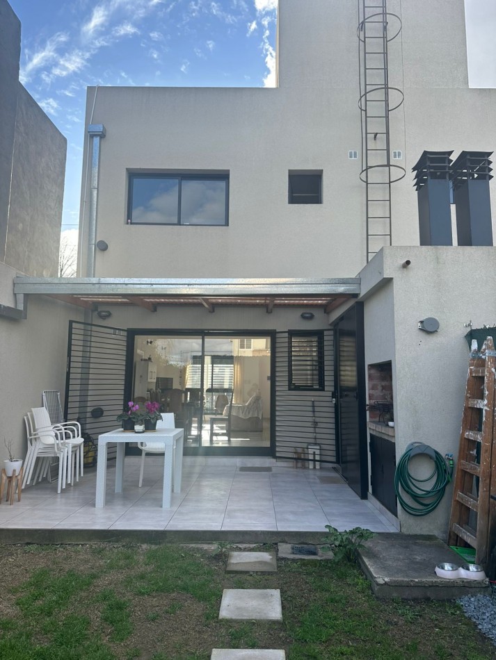 508 E/ 26 Y 27 - DUPLEX EN ALQUILER - GONNET - INMEJORABLE ZONA