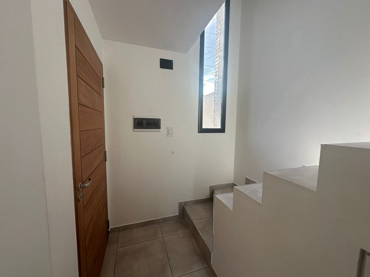 508 E/ 26 Y 27 - DUPLEX EN ALQUILER - GONNET - INMEJORABLE ZONA