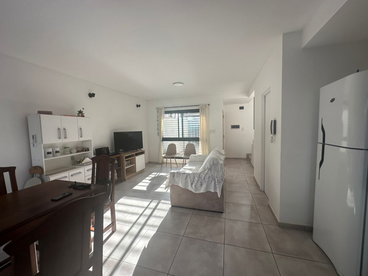 508 E/ 26 Y 27 - DUPLEX EN ALQUILER - GONNET - INMEJORABLE ZONA