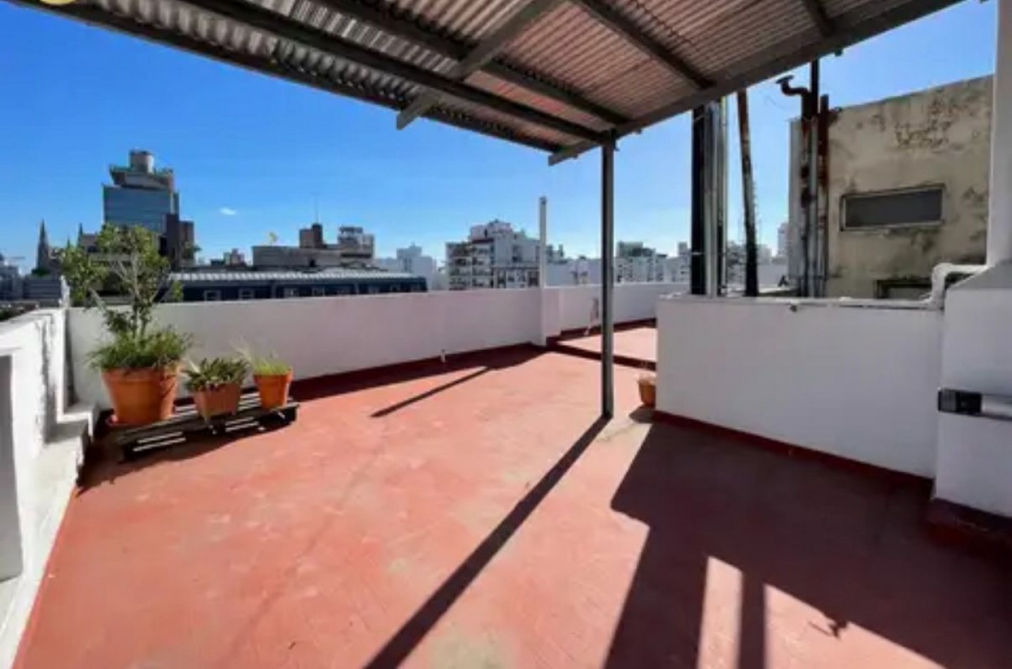 51 E/ 7 Y 8 - UN DORMITORIO CON TERRAZA PRIVADA