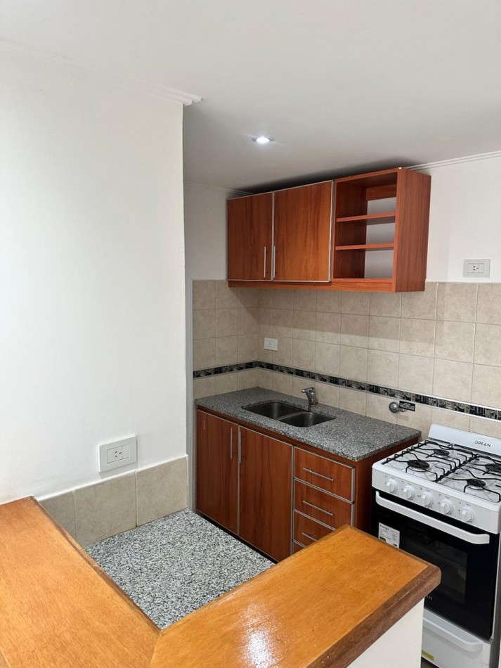 37 e/ 12 y 13 - monoambiente amueblado - con cochera - LA PLATA