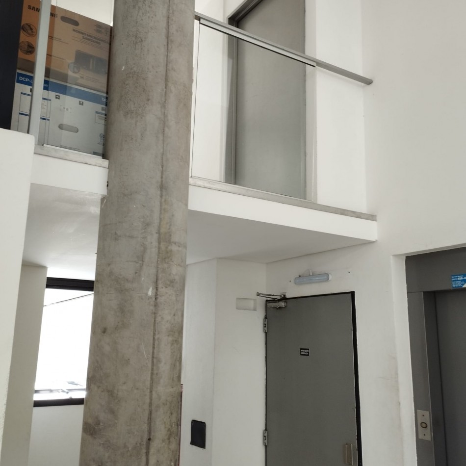 49 ESQ 4 - EXCELENTE OFICINA CON COCHERA  EN ALQUILER 