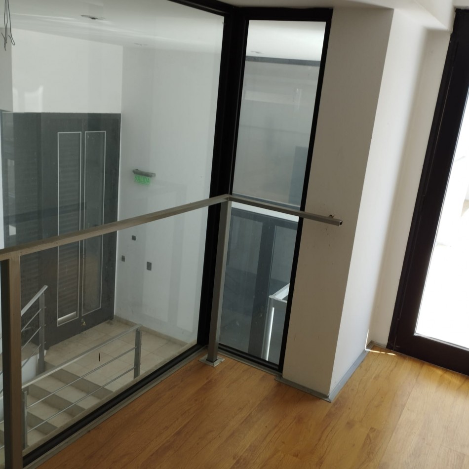 49 ESQ 4 - EXCELENTE OFICINA CON COCHERA  EN ALQUILER 