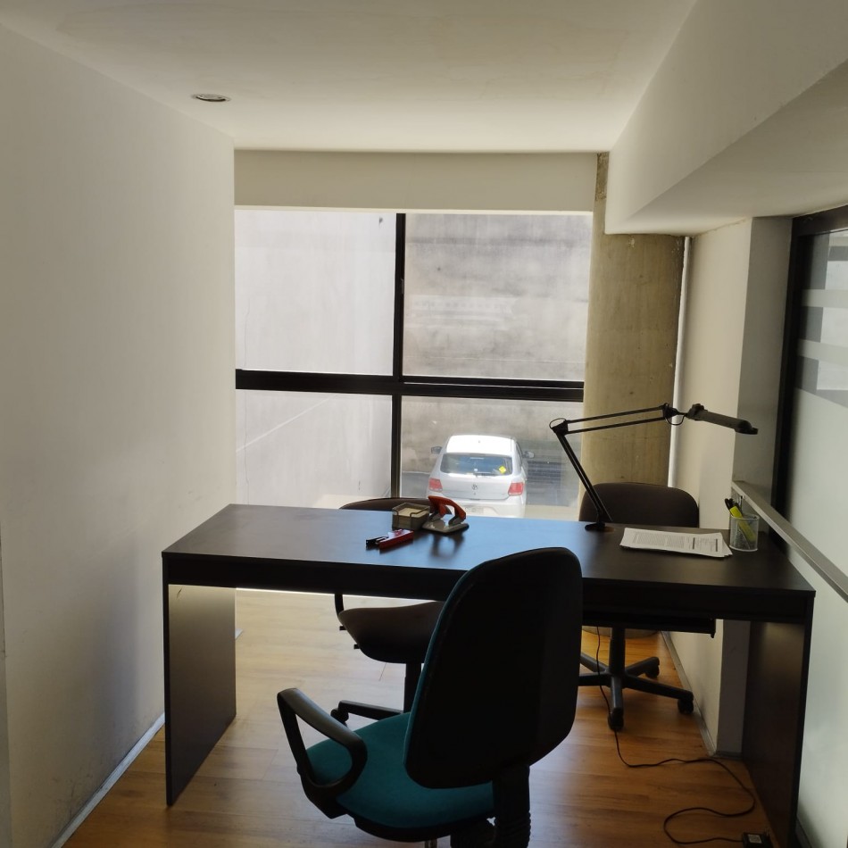 49 ESQ 4 - EXCELENTE OFICINA CON COCHERA  EN ALQUILER 