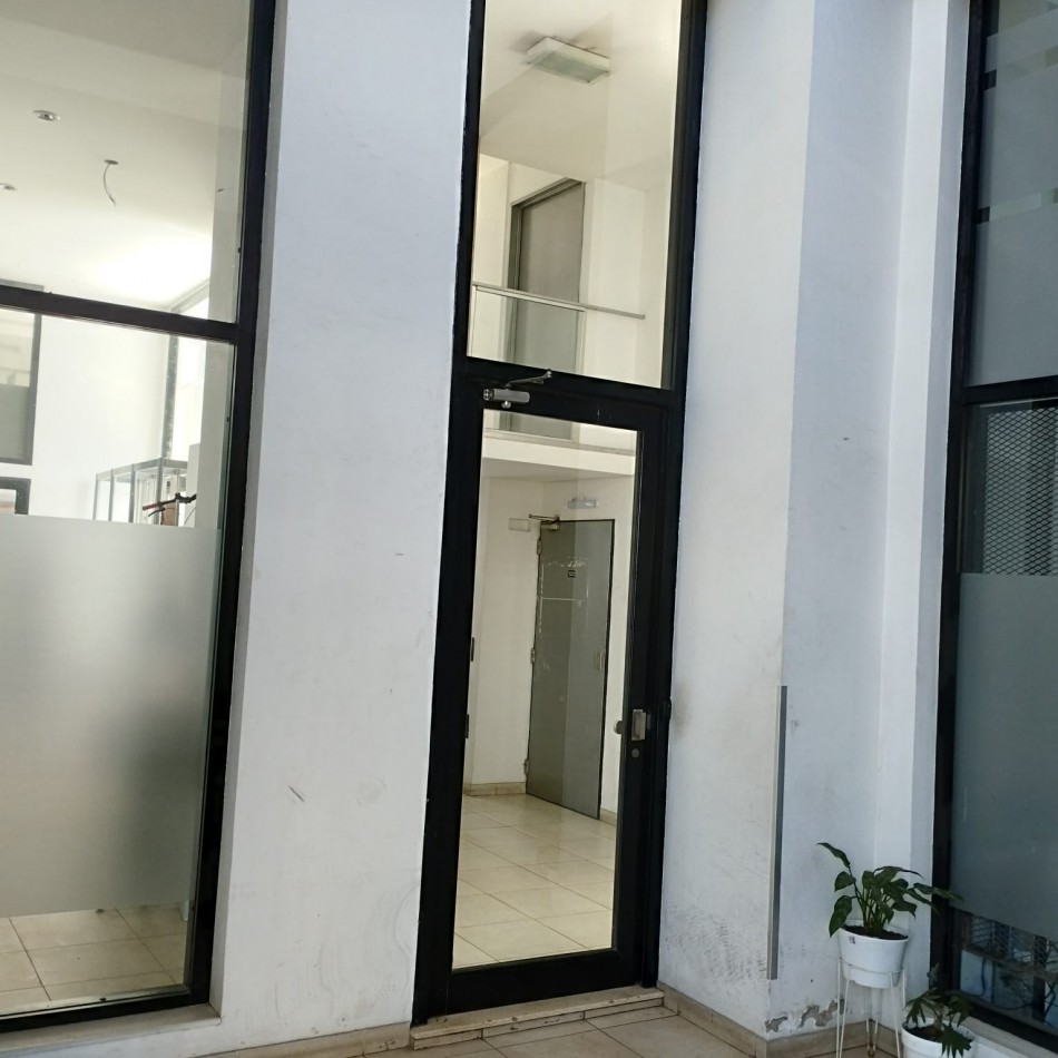 49 ESQ 4 - EXCELENTE OFICINA CON COCHERA  EN ALQUILER 