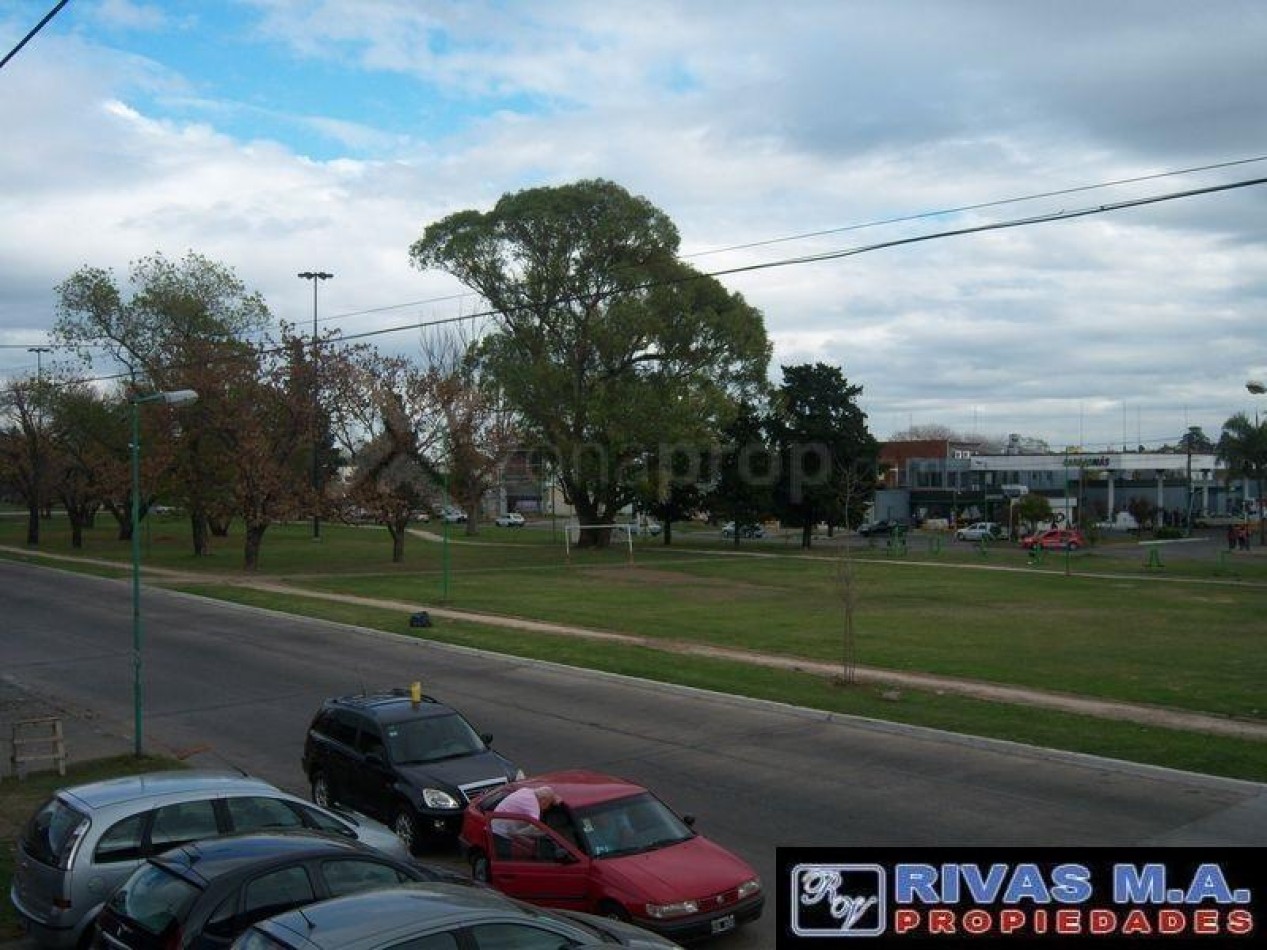 Av. 32 e/ 16 y 17 - 4 dormitorios - ALQUILER  