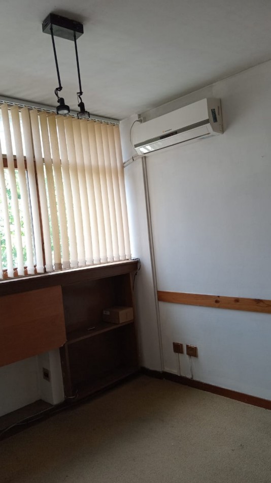 13 y 49 - OFICINA EN ALQUILER -  A UNA CUADRA DE PLAZA MORENO