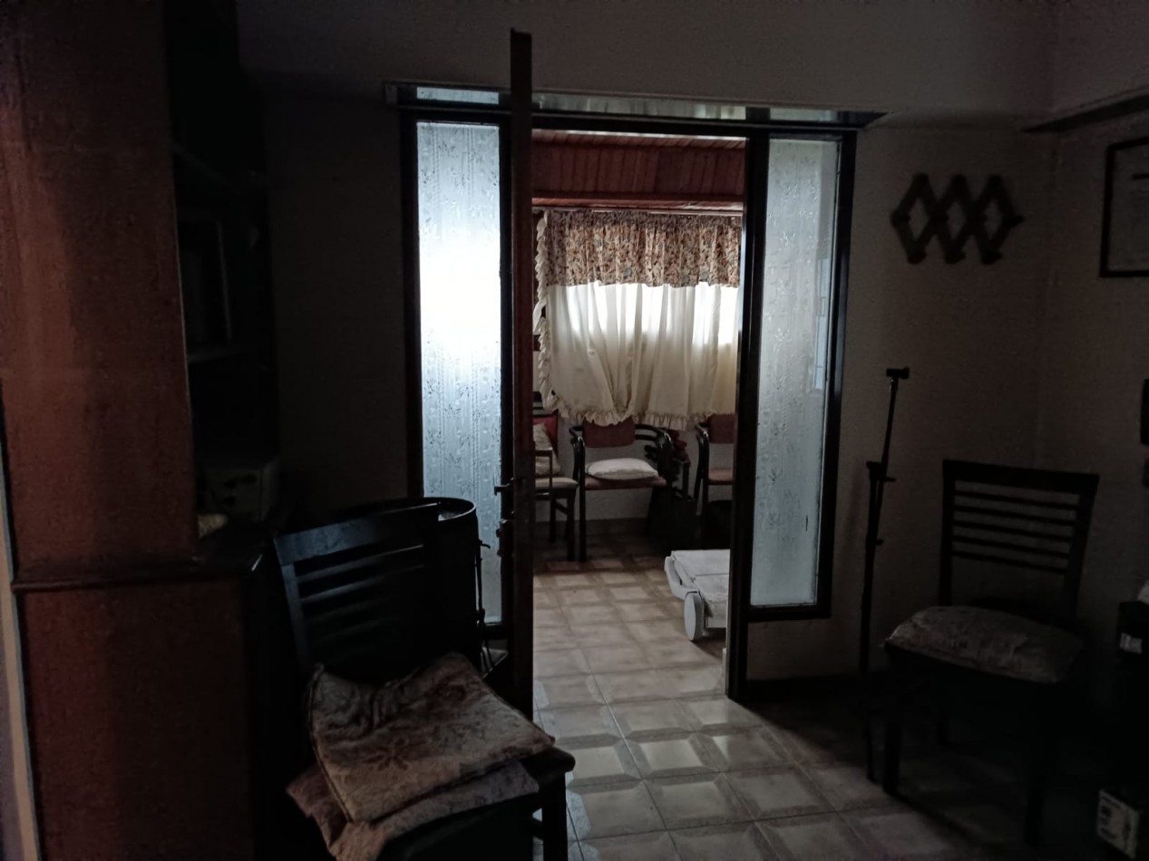 24 E 38 Y 39 - CASA EN VENTA-  FRENTE AL PARQUE ALBERTI 