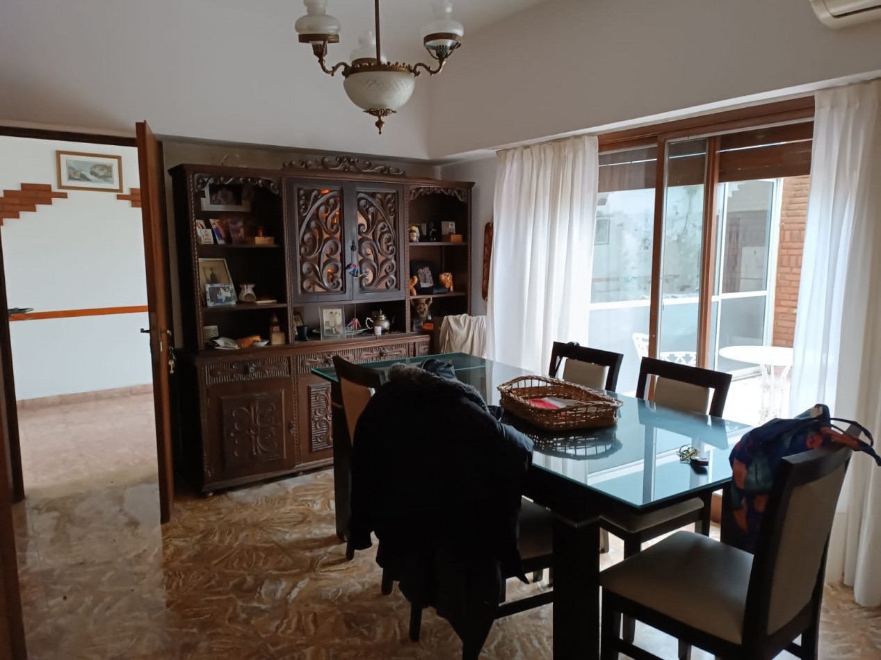 24 E 38 Y 39 - CASA EN VENTA-  FRENTE AL PARQUE ALBERTI 