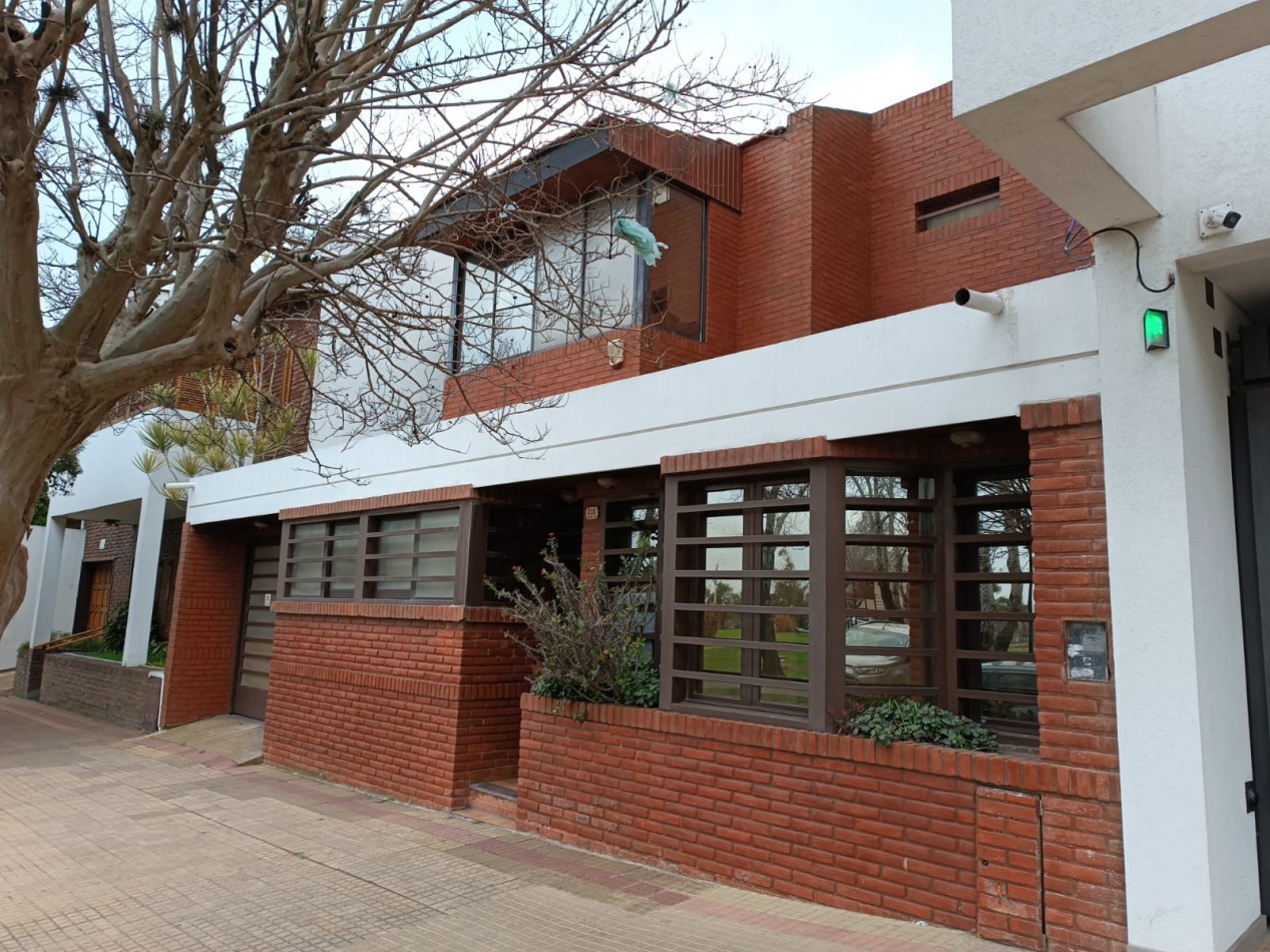 24 E 38 Y 39 - CASA EN VENTA-  FRENTE AL PARQUE ALBERTI 