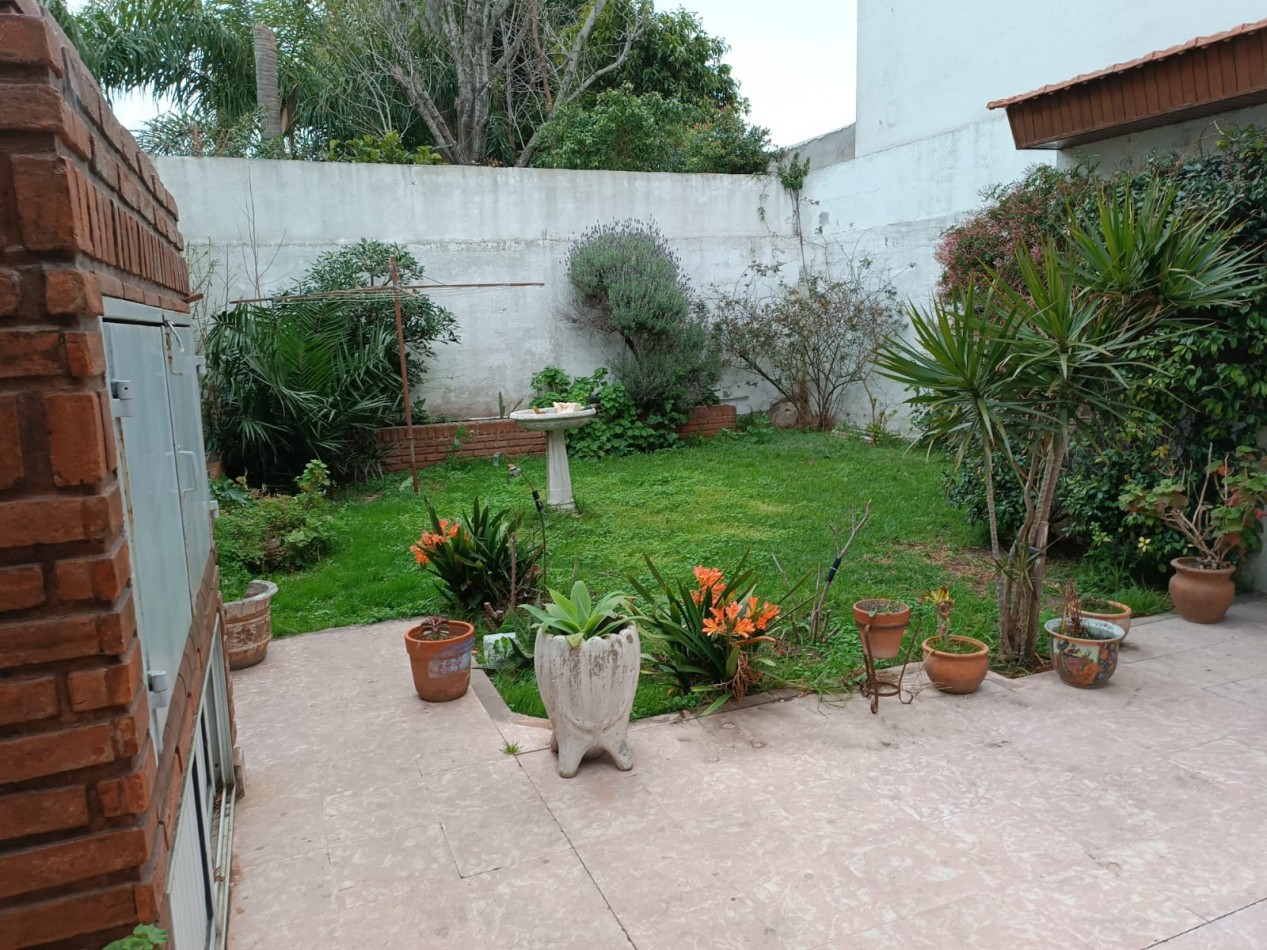 24 E 38 Y 39 - CASA EN VENTA-  FRENTE AL PARQUE ALBERTI 