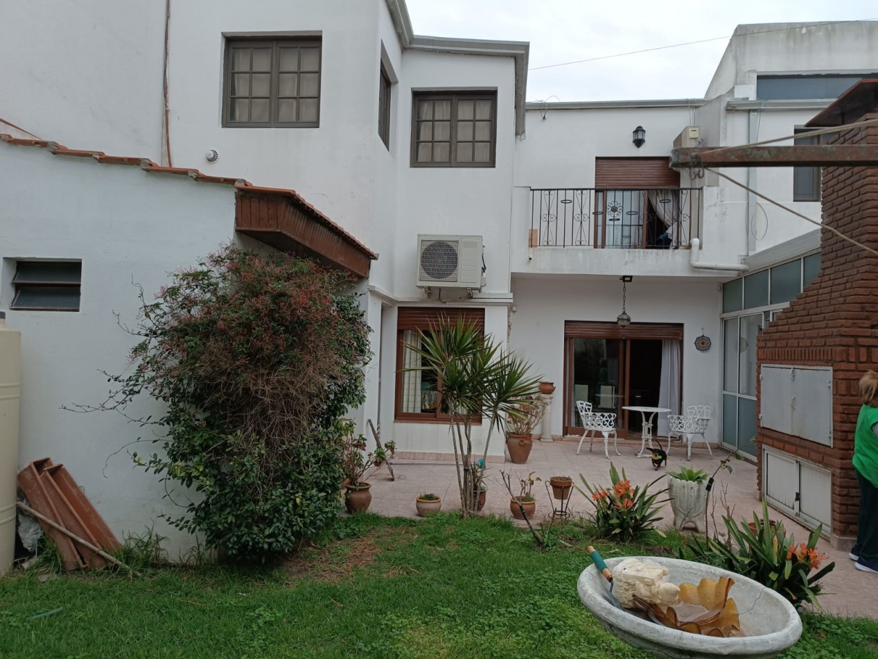 24 E 38 Y 39 - CASA EN VENTA-  FRENTE AL PARQUE ALBERTI 
