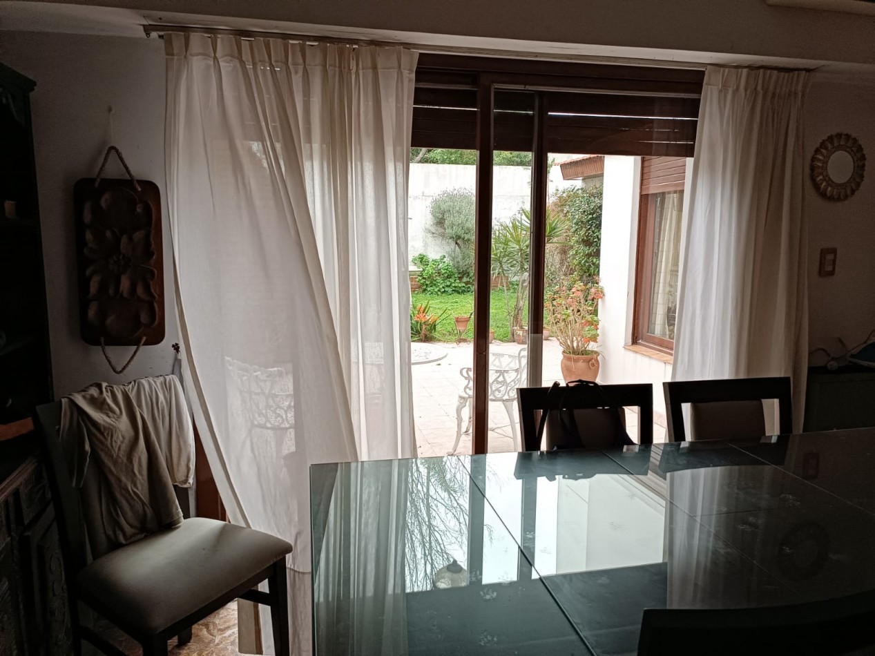 24 E 38 Y 39 - CASA EN VENTA-  FRENTE AL PARQUE ALBERTI 