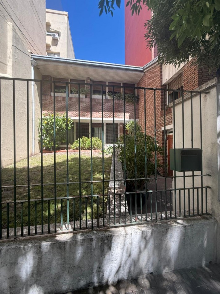 59 E/ 17 Y 18 - CASA DE DOS PLANTAS - LOTE 10 X 40