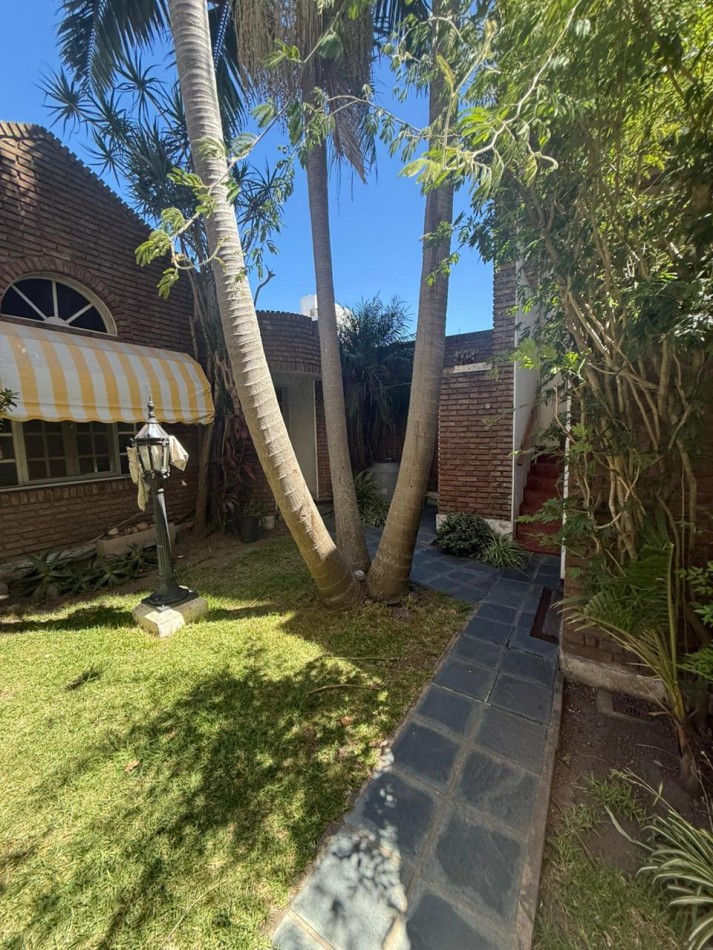 59 E/ 17 Y 18 - CASA DE DOS PLANTAS - LOTE 10 X 40