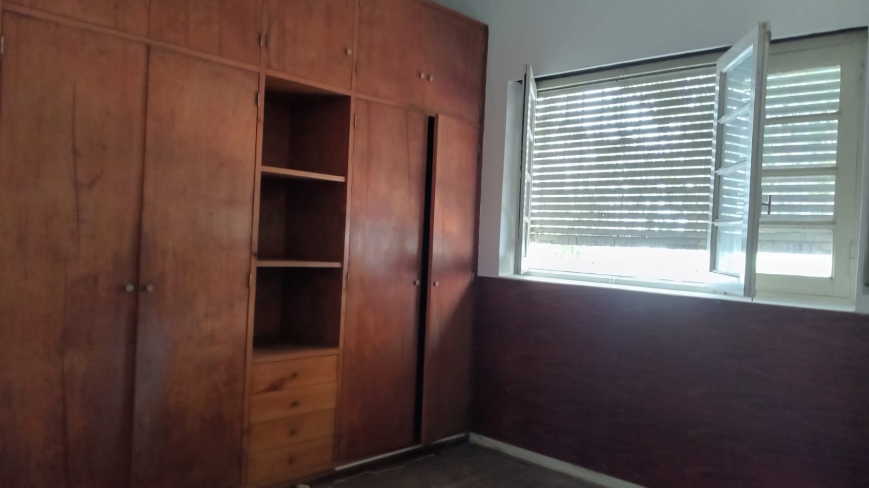 16 E/ 40 Y 41 - CASA  EN ALQUILER- ENTRADA DE AUTO Y PATIO