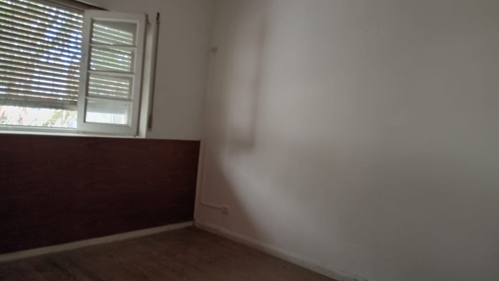 16 E/ 40 Y 41 - CASA  EN ALQUILER- ENTRADA DE AUTO Y PATIO