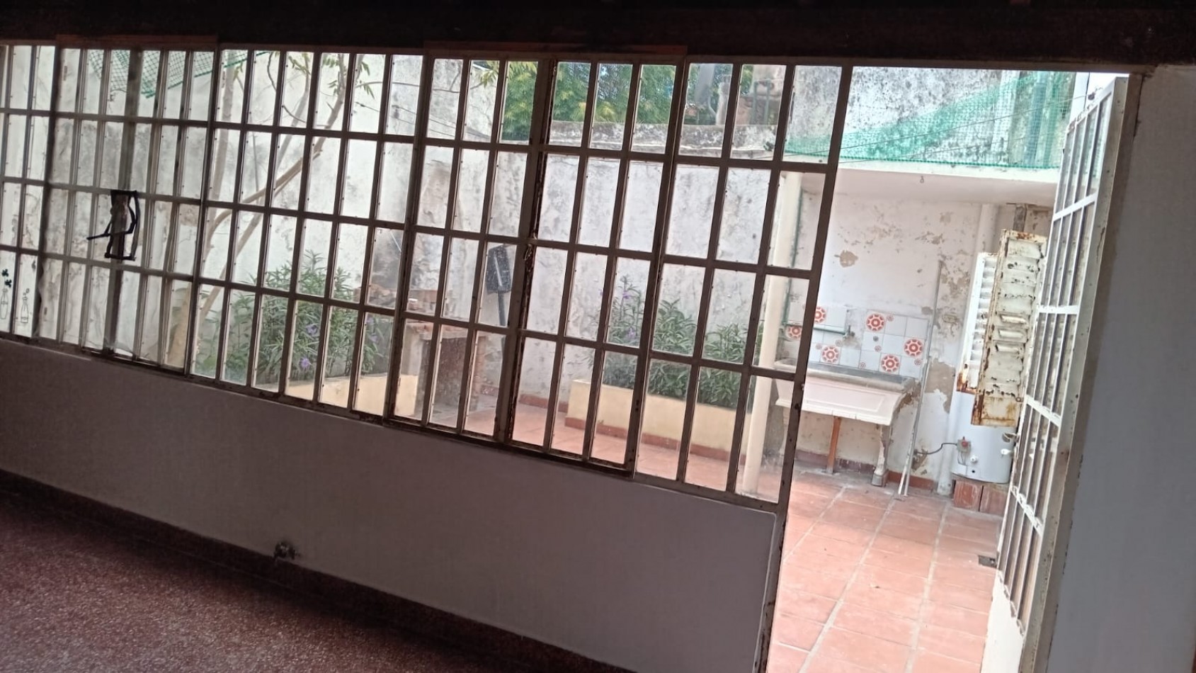 16 E/ 40 Y 41 - CASA  EN ALQUILER- ENTRADA DE AUTO Y PATIO