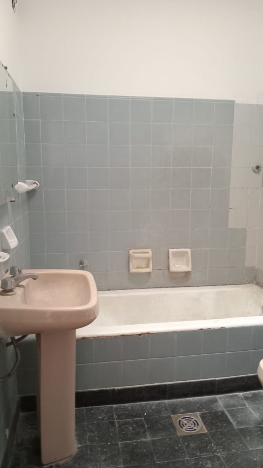 16 E/ 40 Y 41 - CASA  EN ALQUILER- ENTRADA DE AUTO Y PATIO