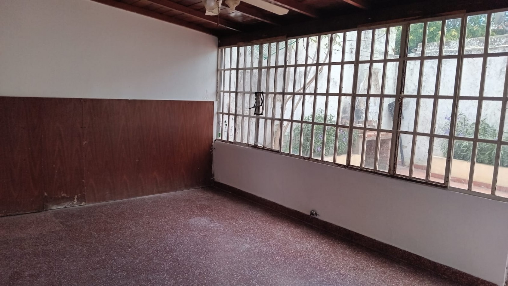 16 E/ 40 Y 41 - CASA  EN ALQUILER- ENTRADA DE AUTO Y PATIO