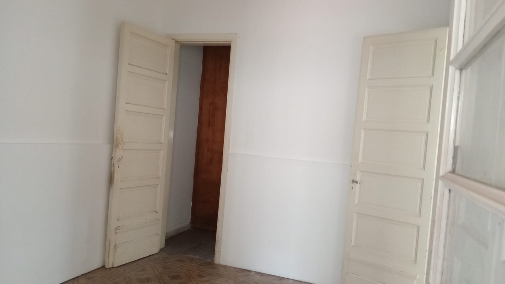 16 E/ 40 Y 41 - CASA  EN ALQUILER- ENTRADA DE AUTO Y PATIO