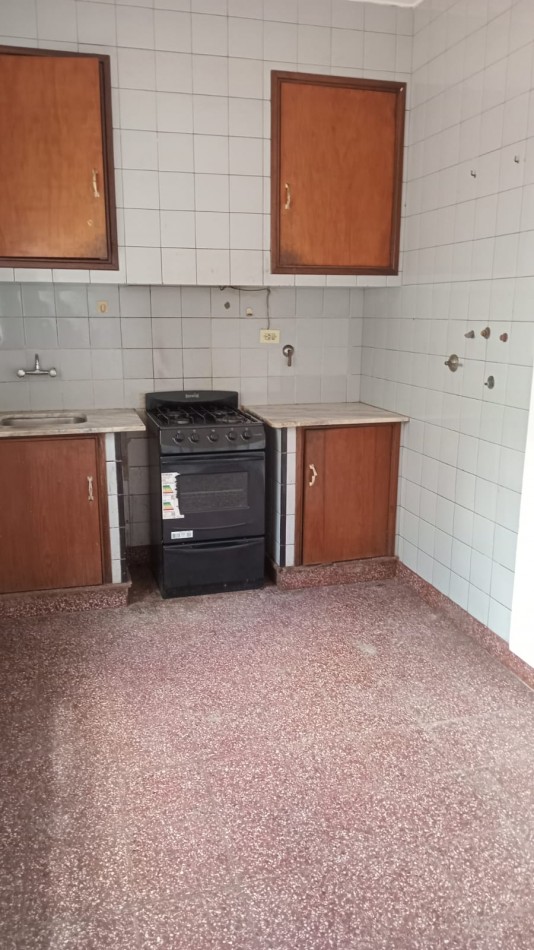 16 E/ 40 Y 41 - CASA  EN ALQUILER- ENTRADA DE AUTO Y PATIO