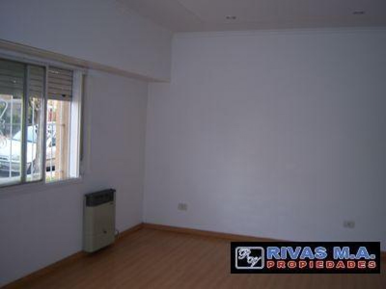 36/ 16 Y 17 - CASA EN ALQUILER DOS DORM ENTRADA DE AUTO