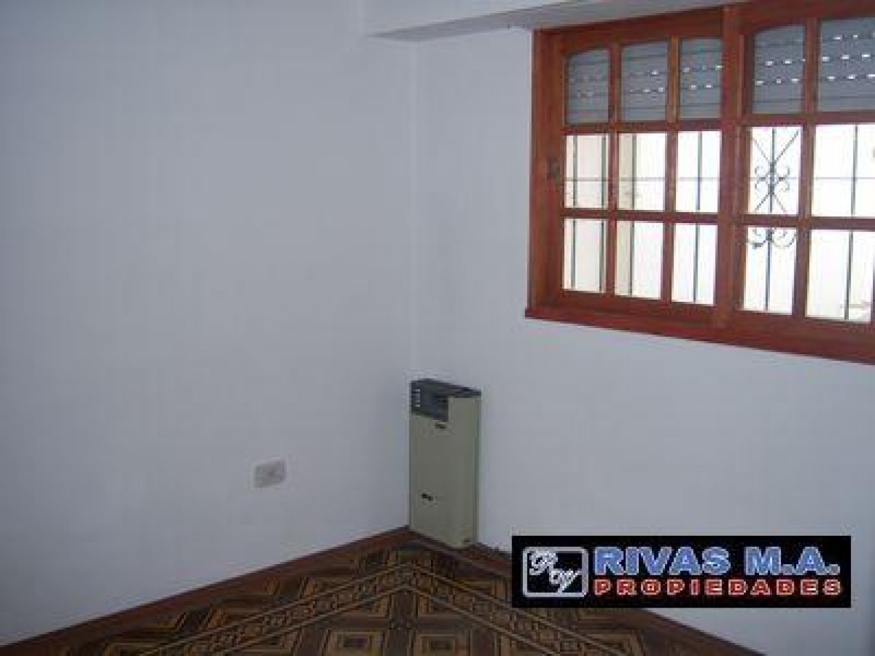 36/ 16 Y 17 - CASA EN ALQUILER DOS DORM ENTRADA DE AUTO