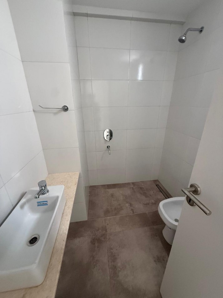 45 e/ 12 y 13 - Alquiler con balcon - muy luminoso - a estrenar 