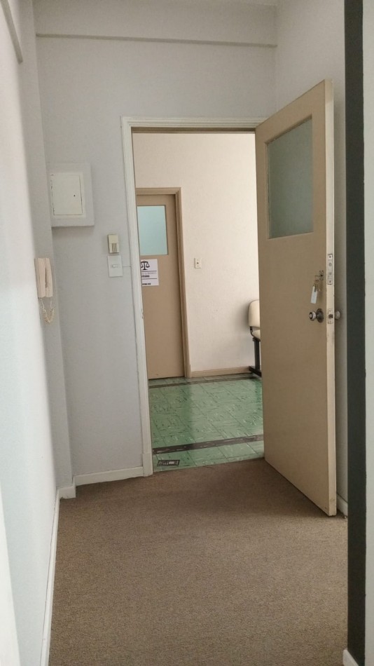 48 e/ 12 y 13 - OFICINA EN VENTA - TRIBUNALES 