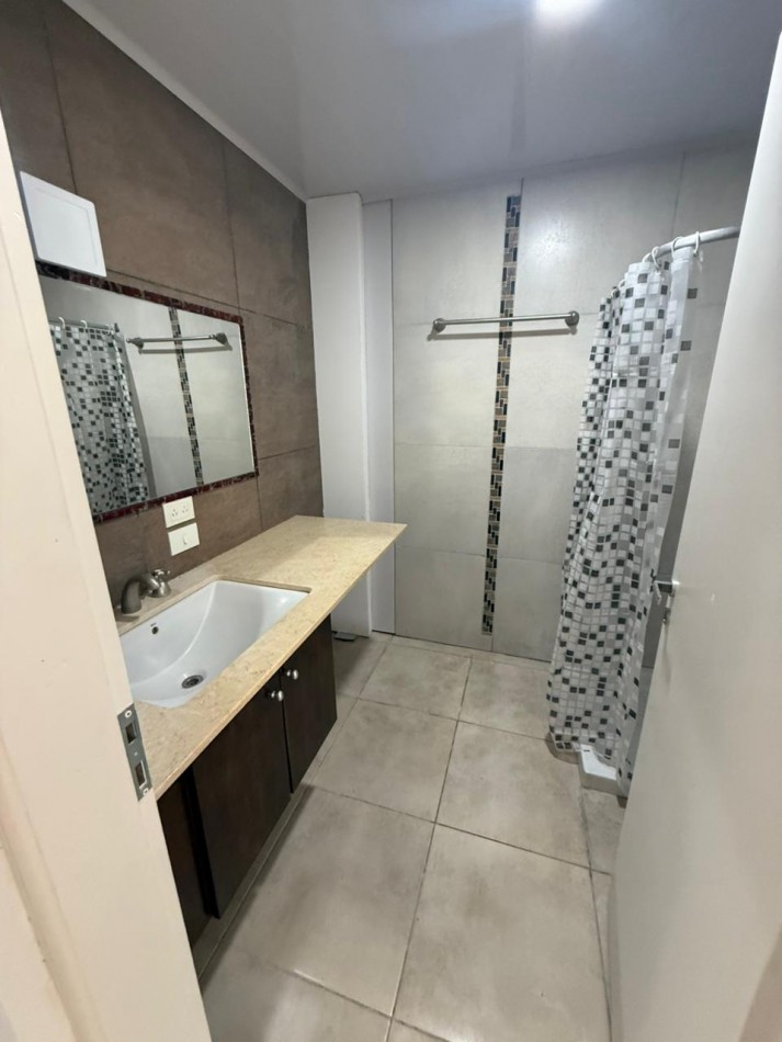 136 E/ 60 Y 61 - CASA EN ALQUILER EN LOS HORNOS- 2 DORM PATIO Y PARRILLA