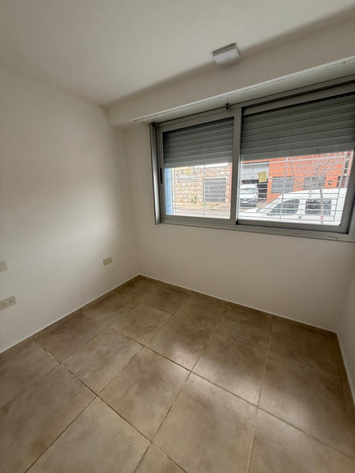 136 E/ 60 Y 61 - CASA EN ALQUILER EN LOS HORNOS- 2 DORM PATIO Y PARRILLA