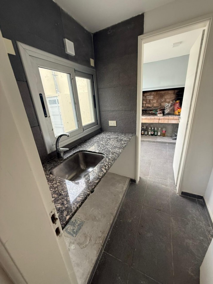 136 E/ 60 Y 61 - CASA EN ALQUILER EN LOS HORNOS- 2 DORM PATIO Y PARRILLA